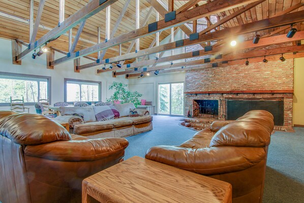 TV, fireplace, DVD player, books - Shuttle to lifts from condo w/ panoramic views (Breckenridge)