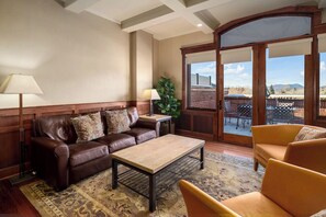 Flatskjerm-TV, peis, DVD-spiller og bøker