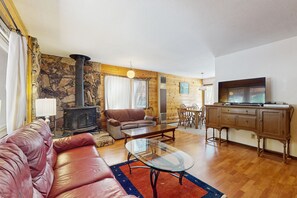 TV, fireplace, DVD player - Cozy Family Cabin Close to Skiing - Walk to Lake Tahoe & Town (Tahoma)