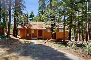 Exterior - Cozy Family Cabin Close to Skiing - Walk to Lake Tahoe & Town (Tahoma)