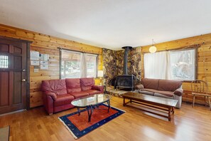 TV, fireplace, DVD player - Cozy Family Cabin Close to Skiing - Walk to Lake Tahoe & Town (Tahoma)