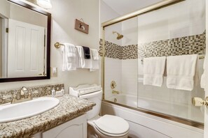 Ensemble douche/baignoire, sèche-cheveux, serviettes fournies