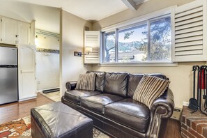 Una televisión de pantalla plana, una videoteca, un reproductor estéreo