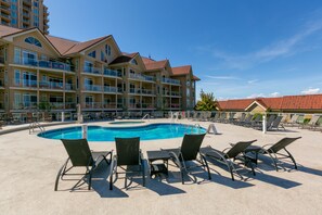 Indoor pool, outdoor pool - Walk to the beach in moments! (Kelowna)