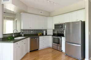 Fridge, microwave, oven, stovetop - Walk to the beach in moments! (Kelowna)