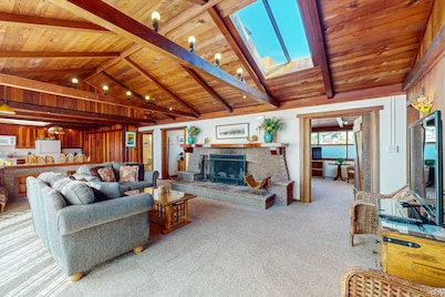 Ocean-view home steps to Russian Gulch State Park with private hot tub