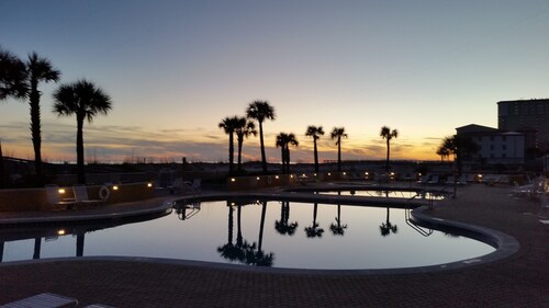 Gulf Front Emerald Isle Condo on 11th floor with Beach Chairs 