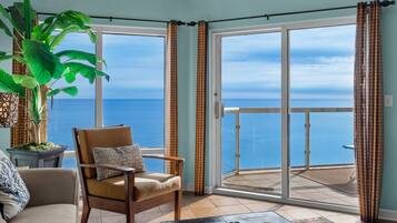 Smart TV, video library, stereo