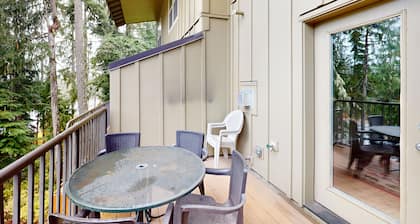 Dog-Friendly Condo with Chef's Kitchen, Pool & Hot Tub - Close to Skiing