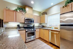 Jääkaappi, mikroaaltouuni, uuni, liesi