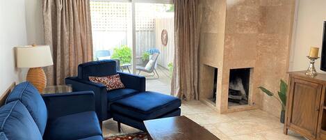 Télévision, cheminée, lecteur de DVD, chaîne hi-fi