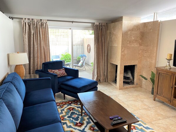 Télévision, cheminée, lecteur de DVD, chaîne hi-fi