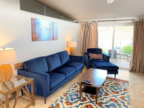 Télévision, cheminée, lecteur de DVD, chaîne hi-fi