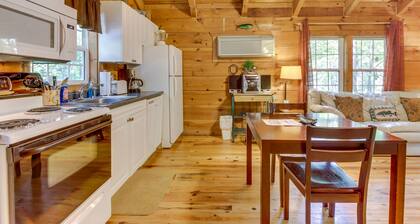 Gemütliche hundefreundliche Kabine w / privaten Whirlpool, Whirlpool und großen abgeschirmten Terrasse