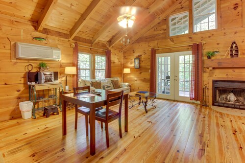 Cozy dog-friendly cabin w/private hot tub, jetted tub & great screened-in deck