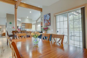 Dining - 3 Mulligan - Hot Tub with Wooded Views, Wine Cellar, SHARC passes, Comfort & Style (Sunriver)
