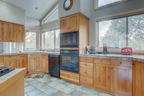 Fridge, microwave, oven, stovetop - 3 Mulligan - Hot Tub with Wooded Views, Wine Cellar, SHARC passes, Comfort & Style (Sunriver)