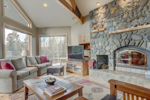 TV, fireplace, DVD player, table tennis - 3 Mulligan - Hot Tub with Wooded Views, Wine Cellar, SHARC passes, Comfort & Style (Sunriver)