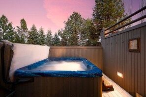 Banyera d'hidromassatge a l'aire lliure