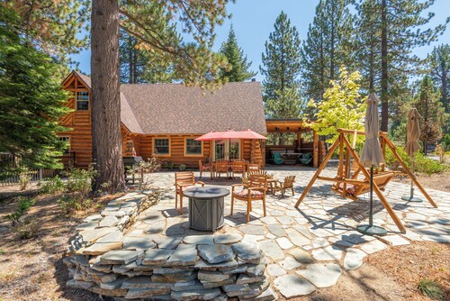 One of a kind LOG Lodge on 2.5 acres, walk to beach, dog OK w/ fenced dog run