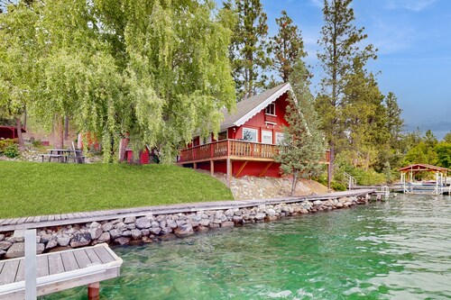 Cozy lakefront log cabin with lake views, vintage decor, & dock
