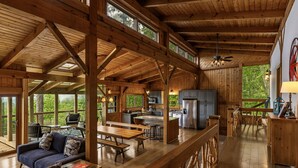 Una cabaña de madera espaciosa con una cocina grande, comedor y zona de estar.