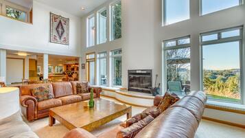 Een televisie, een open haard, een dvd-speler en boeken