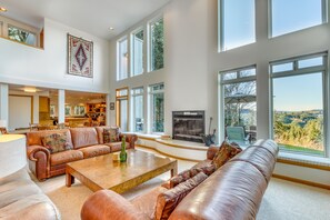 Televisio, takka, DVD-soitin, kirjoja