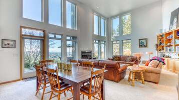 Een televisie, een open haard, een dvd-speler en boeken