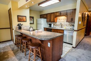 Fridge, microwave, stovetop, dishwasher - Park Place Longs Peak Condo: Easy Access To Main St, Lifts (Breckenridge)