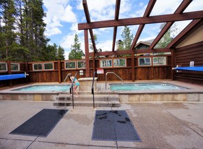 Outdoor spa tub - Park Place Longs Peak Condo: Easy Access To Main St, Lifts (Breckenridge)