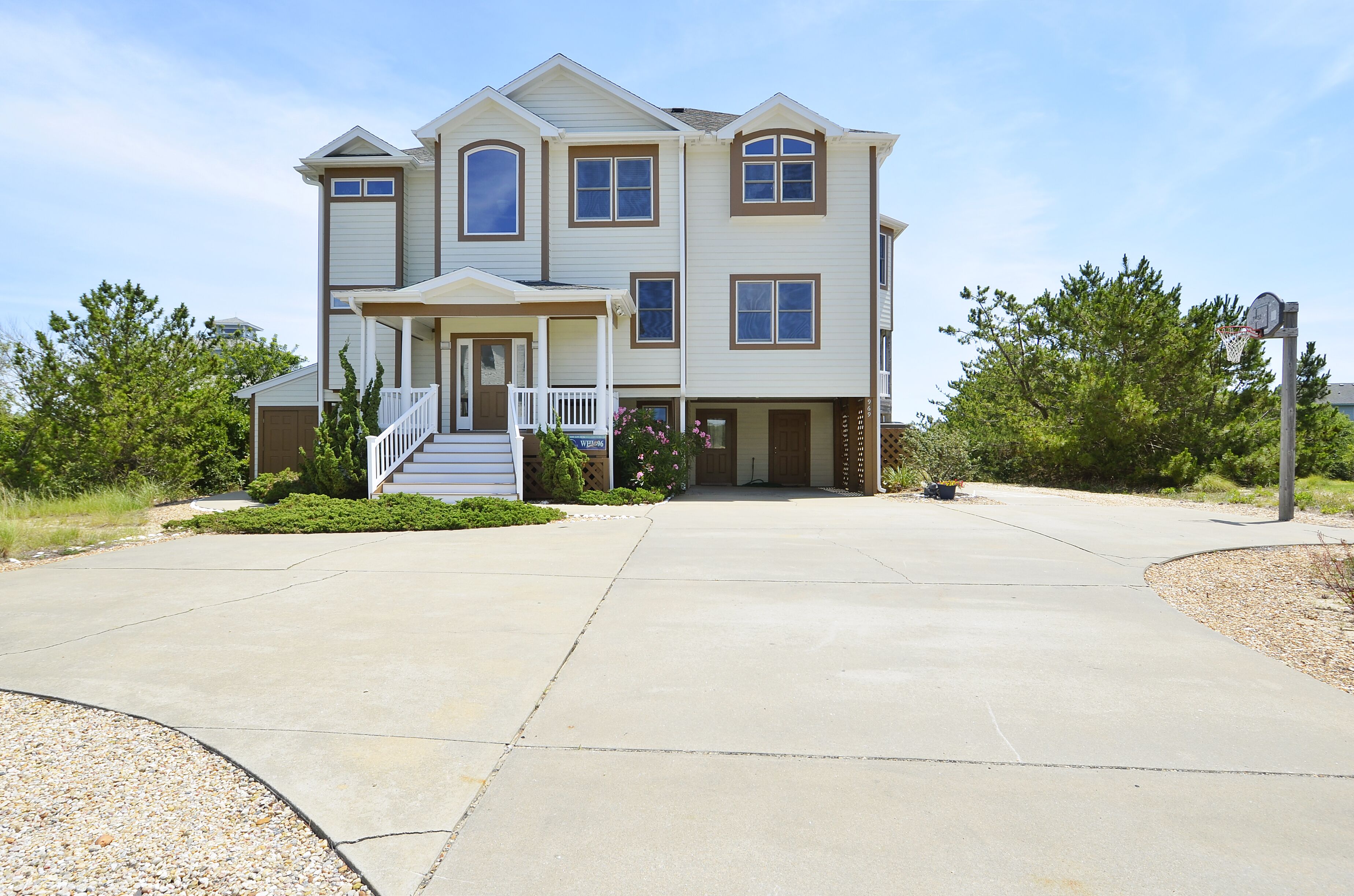 Oceanside-  800 feet to beach access, Large (17x35) private pool and Hot tub,  gameroom