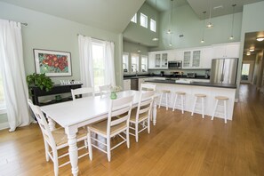 Dining - Mockingbird Cottage - Adorable! 1 mile from beach! Santa Rosa beach (Santa Rosa Beach)