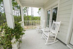 Property grounds - Mockingbird Cottage - Adorable! 1 mile from beach! Santa Rosa beach (Santa Rosa Beach)