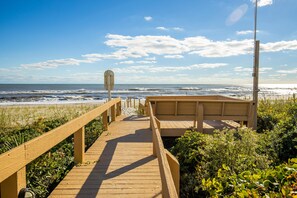 On the beach - PANORAMIC VIEWS OF OCEAN & POOL (Pine Knoll Shores)