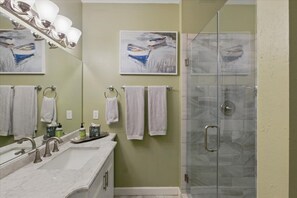 Combined shower/tub, towels - Remodeled! Waterfront, Rivers Edge Condo #1C-Bldg 1 *DOCK w/ASSIGNED BOAT SLIP! (Steinhatchee)