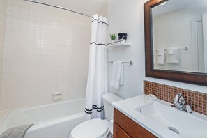 Combined shower/bathtub, hair dryer, towels