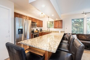 Jääkaappi, mikroaaltouuni, liesi, astianpesukone