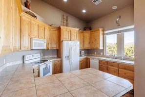 Coffee/tea maker, fridge, microwave, oven - Las Palmas Resort #1811 | All-Inclusive Amenities (Saint George)