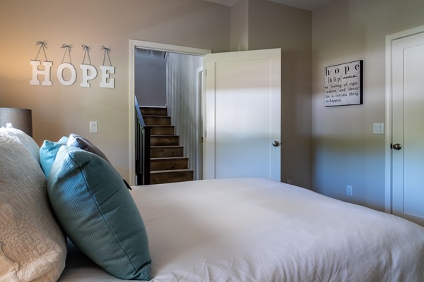 7 bedrooms, desk, iron/ironing board, travel cot