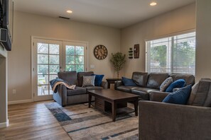 智能电视、壁炉、DVD 播放器、立体声音响