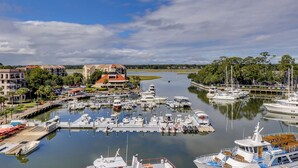 Marina - Pet Friendly! 2 Bedroom/2 Bathroom Villa, 100-yard Walk to the Beach Sleeps 6 (Hilton Head Island)