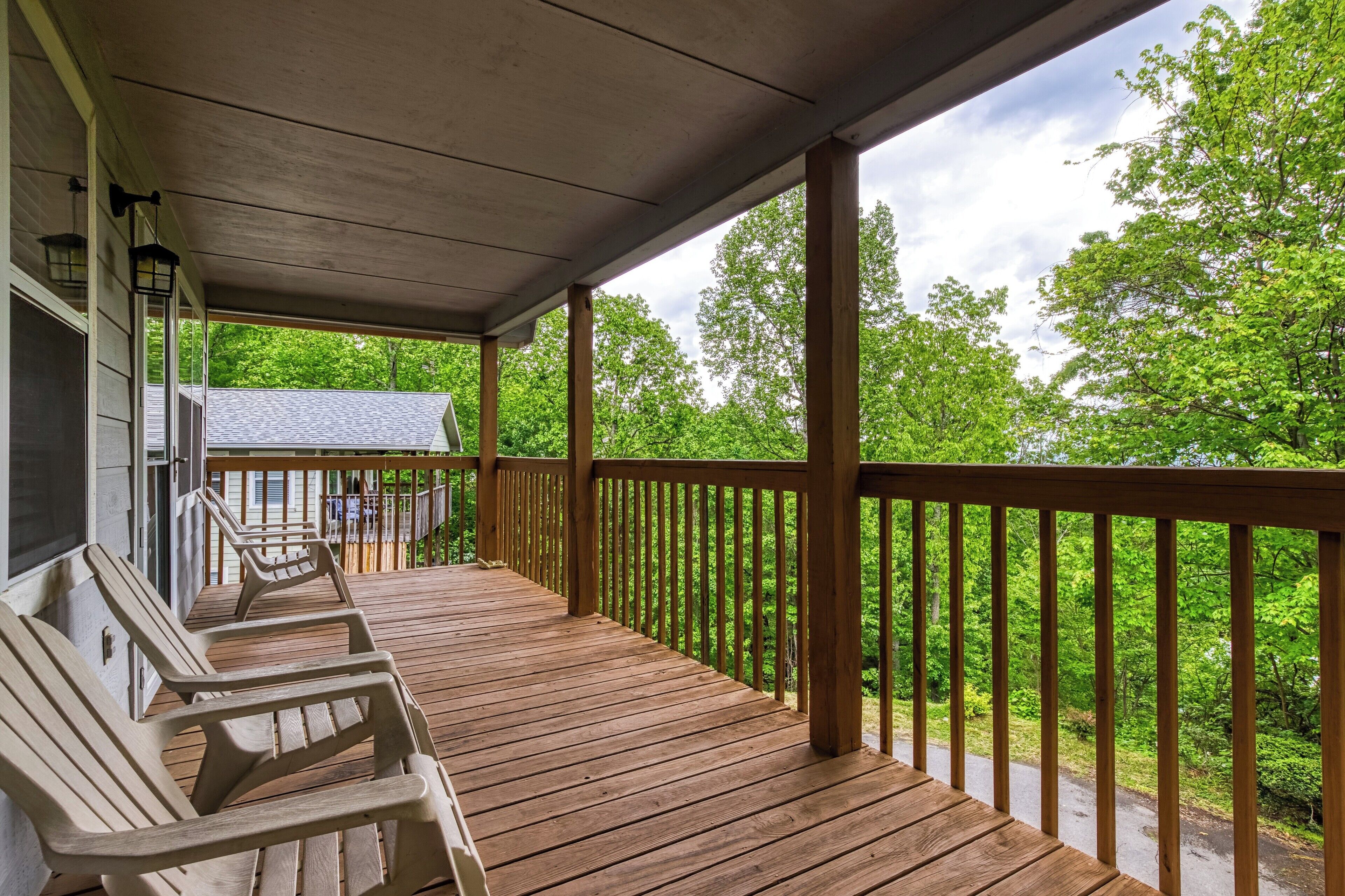 Second level porch with on-suite access from both bedrooms!