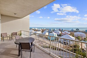 Outdoor dining - Watch the Dolphins play from this 6th floor Fort Morgan Condo. (Gulf Shores)