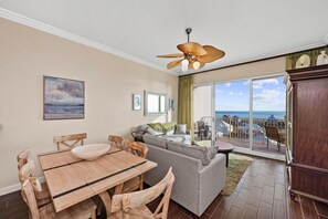 Flat-screen TV, DVD player - Watch the Dolphins play from this 6th floor Fort Morgan Condo. (Gulf Shores)
