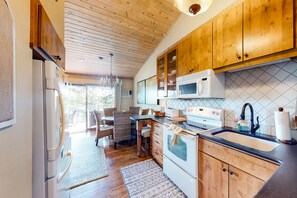 冰箱、微波炉、烤箱、炉灶