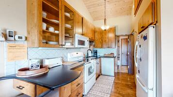 Geladeira, micro-ondas, fogĂŁo, cooktop