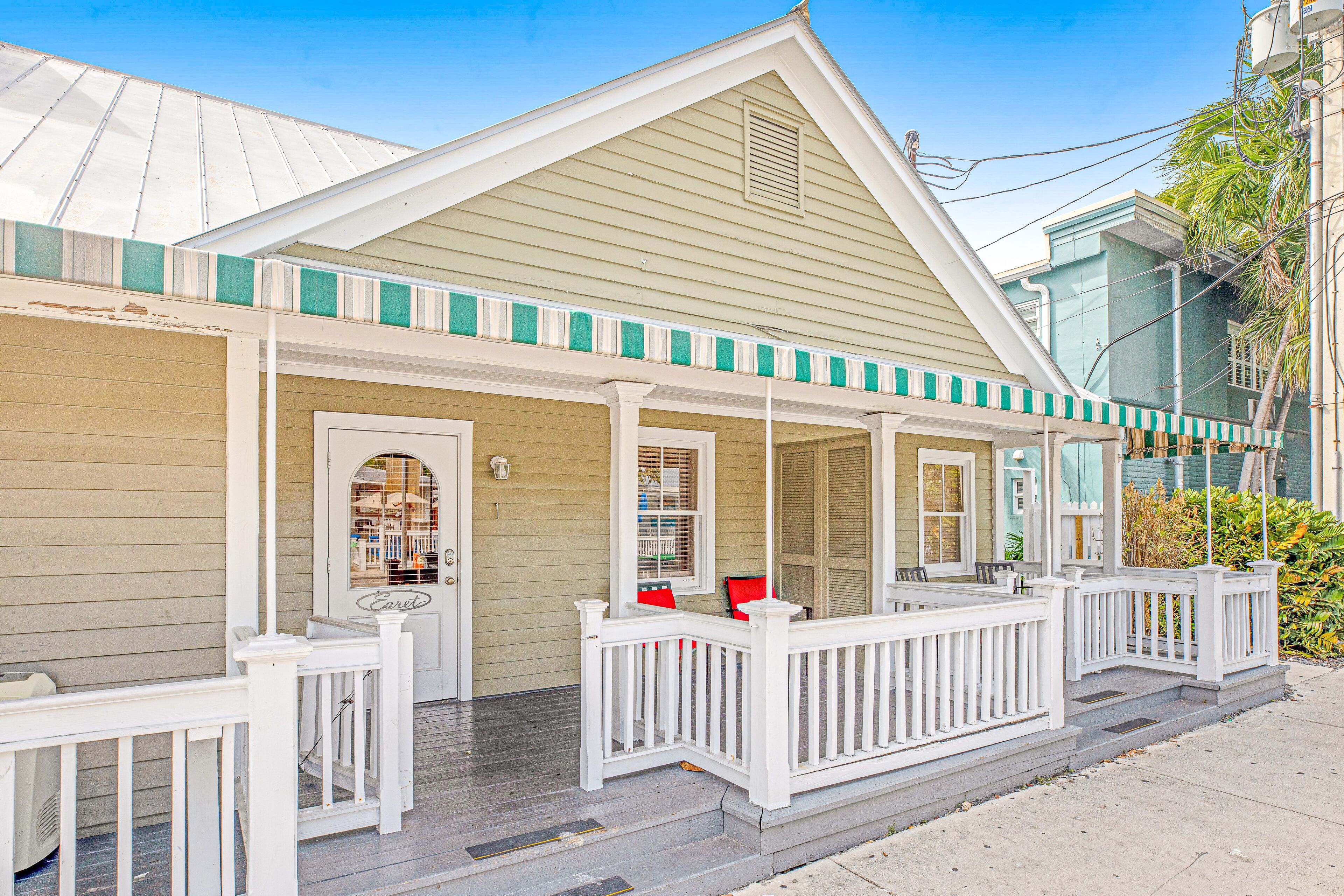 Cute dog-friendly suite with hot tub in the heart of Historic Key West
