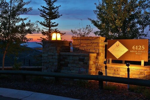 Cozy Luxury Studio with Fireplace, Prime Location & Winter Adventure!