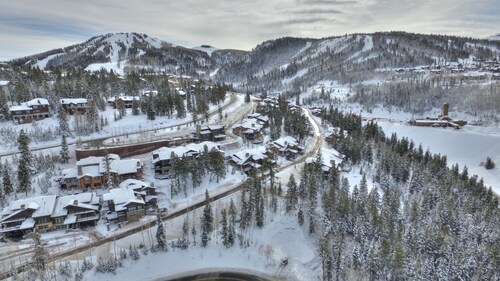 Cozy Luxury Studio with Fireplace, Prime Location & Summer Adventure!